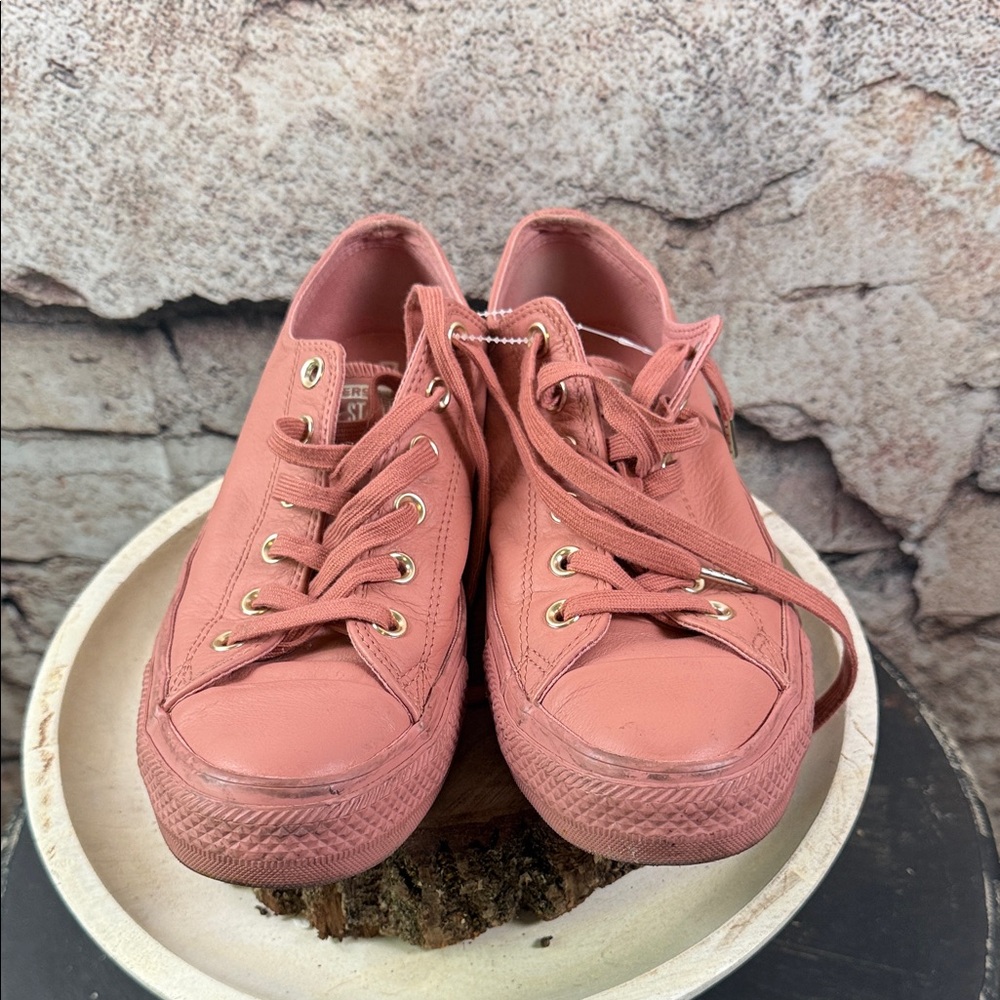 Converse size 10 Women's Classic mauvey Pink leather Lace-Up Sneakers. S72